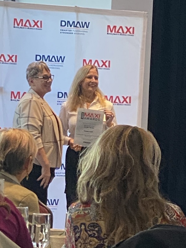 Shelley accepting Maxi Award